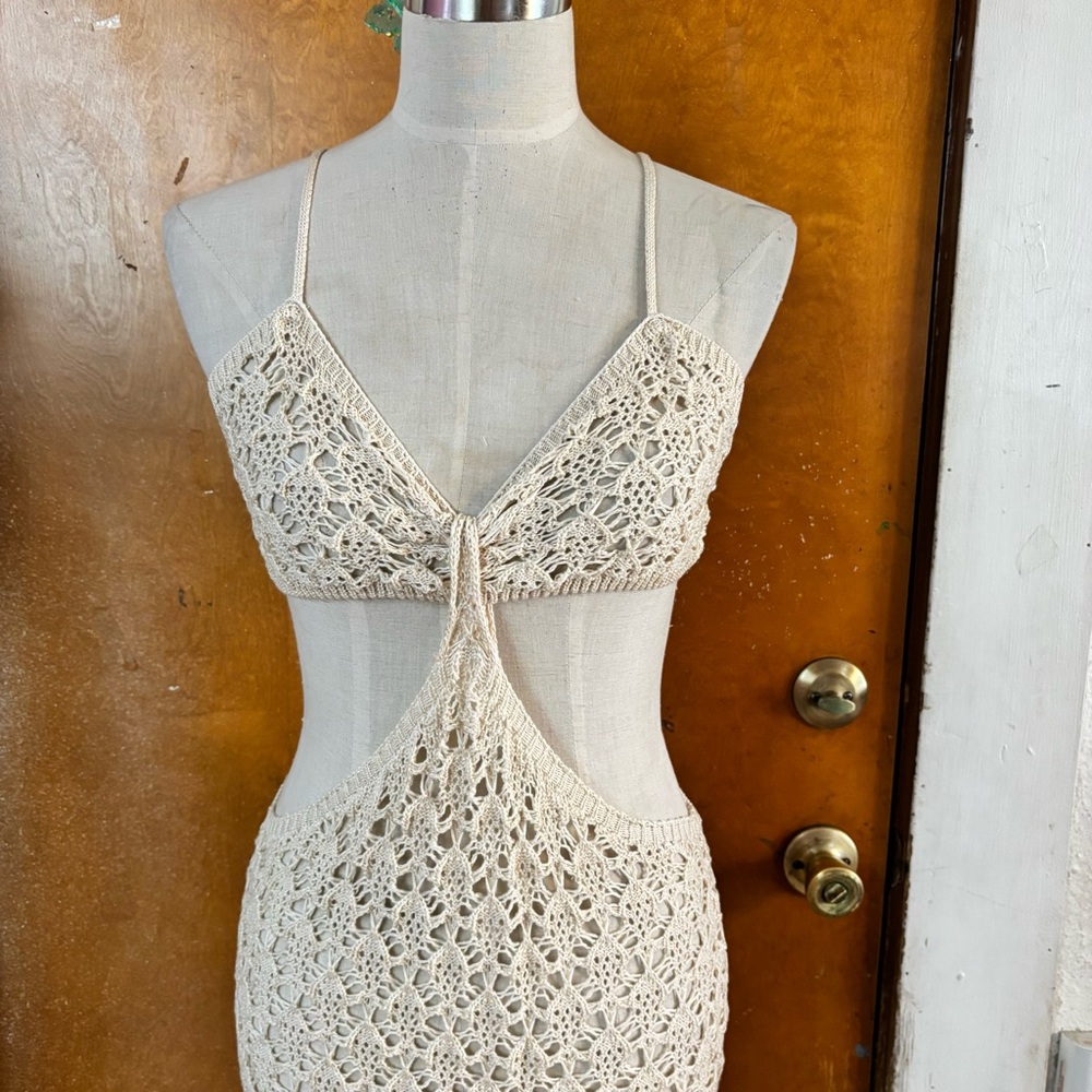Swimsuit cover up dress.  6/8. - Picture 3 of 7
